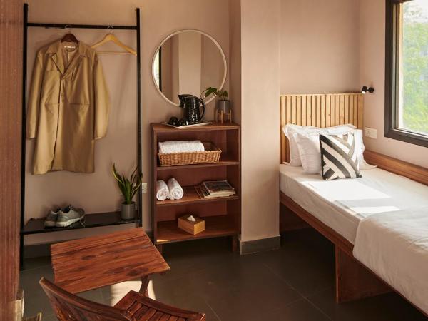 Minimalist Poshtel & Suites : photo 1 de la chambre chambre simple avec balcon
