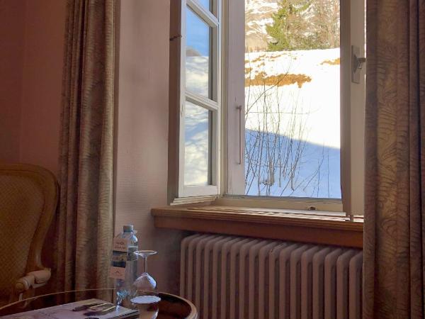 Thermal Hotels & Walliser Alpentherme Leukerbad : photo 3 de la chambre chambre simple maison blanche