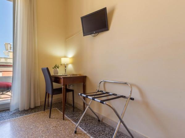 Al Porto Di Cagliari : photo 5 de la chambre grande chambre double ou lits jumeaux