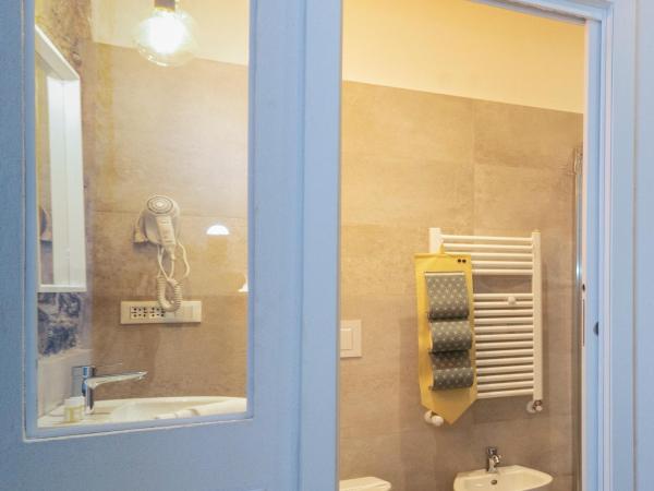 Affittacamere Superior del Golfo e delle 5 Terre : photo 1 de la chambre chambre double ou lits jumeaux deluxe - vue sur ville