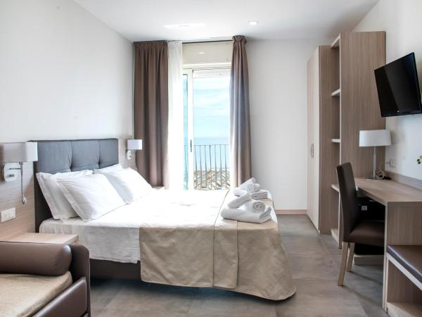 Hotel Solemare - Frontemare - 3 Stelle Superior : photo 4 de la chambre chambre triple de luxe avec terrasse vue sur mer