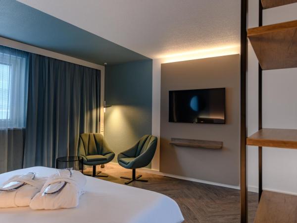 Novotel Zurich City West : photo 8 de la chambre suite 2 chambres avec lit double et canapé 