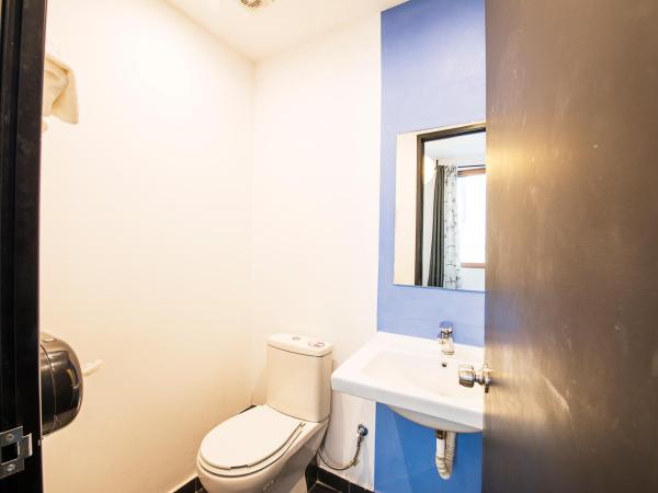 Safestay Athens Monastiraki : photo 4 de la chambre double room ensuite with balcony