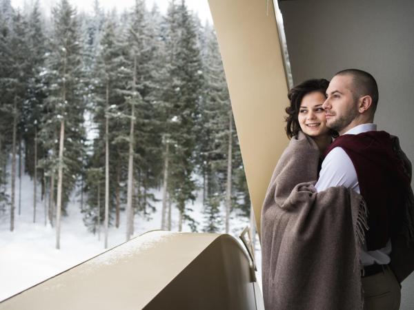 AlpenGold Hotel Davos : photo 2 de la chambre chambre lit king-size avec balcon