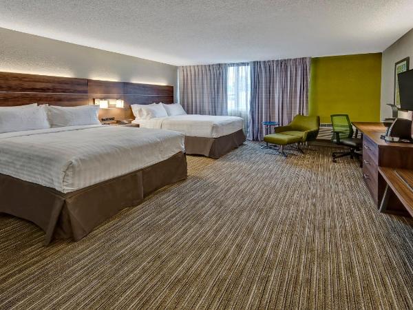 Holiday Inn Express Louisville Airport Expo Center, an IHG Hotel : photo 1 de la chambre chambre standard avec 2 lits queen-size et douche accessible en fauteuil roulant - adaptée aux personnes à mobilité réduite
