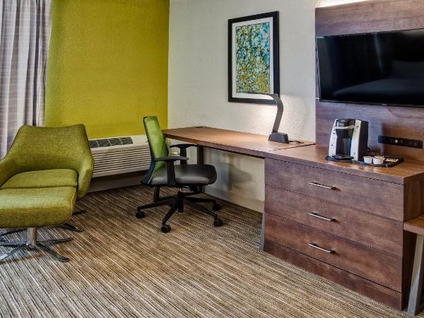 Holiday Inn Express Louisville Airport Expo Center, an IHG Hotel : photo 2 de la chambre standard king room with roll-in shower - communications access