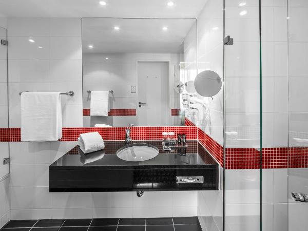 Holiday Inn Munich - Westpark, an IHG Hotel : photo 4 de la chambre suite king avec canapé-lit et vue sur le jardin