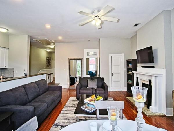 Modern 4 Bed Brownstone in Historic Downtown : photo 3 de la chambre maison 4 chambres