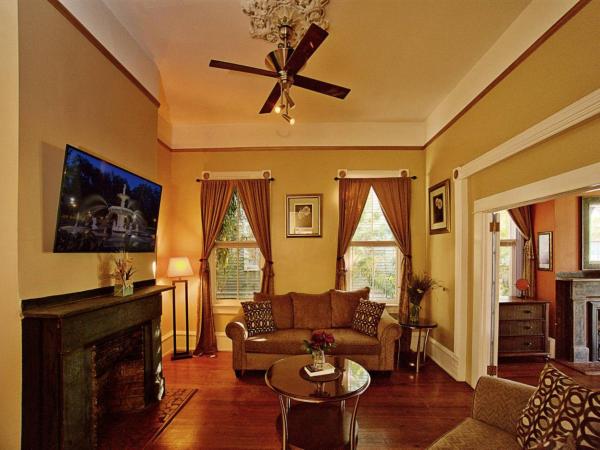 Huge Victorian Beauty Overlooking Forsyth Park : photo 5 de la chambre maison 4 chambres
