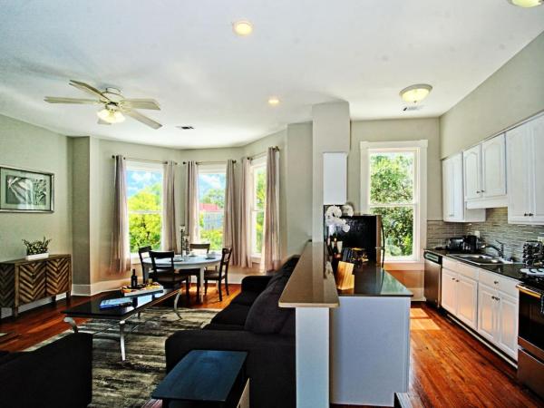 Modern 4 Bed Brownstone in Historic Downtown : photo 1 de la chambre maison 4 chambres