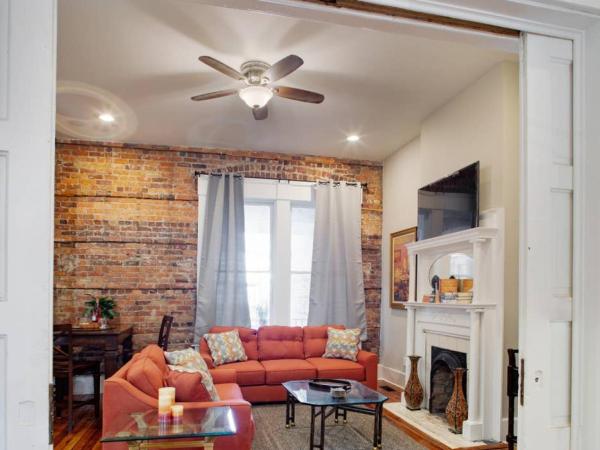 Modern 4 Bed Brownstone in Historic Downtown : photo 5 de la chambre maison 4 chambres