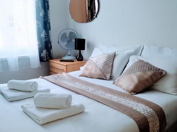 Central Comfort Rooms : photo 4 de la chambre double room with shared toilet and bathroom