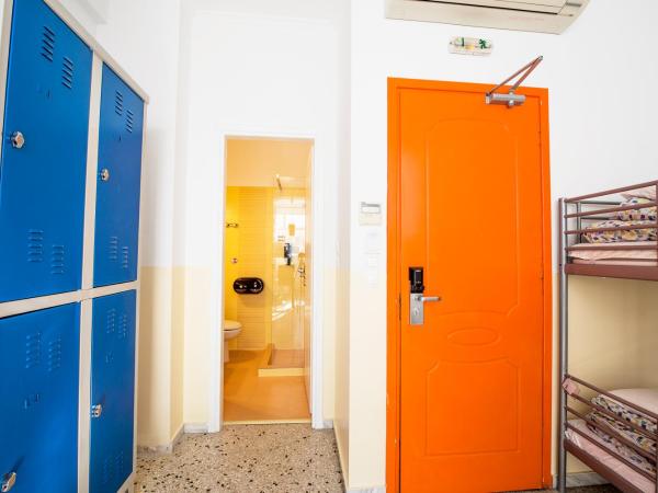 Safestay Athens Monastiraki : photo 3 de la chambre lit dans dortoir mixte de 8 lits avec salle de bains privative