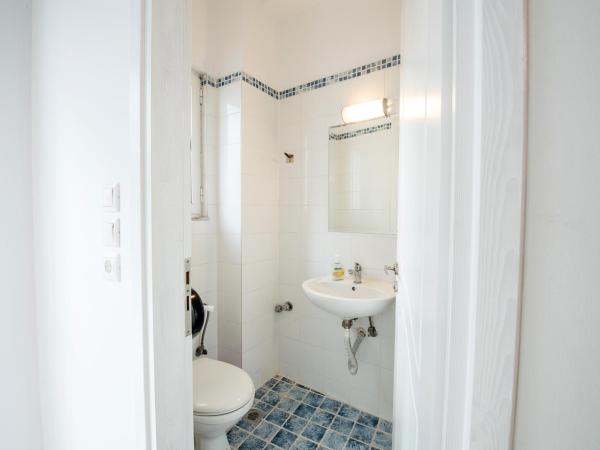 Safestay Athens Monastiraki : photo 5 de la chambre lit dans dortoir mixte de 4 lits avec salle de bains privative