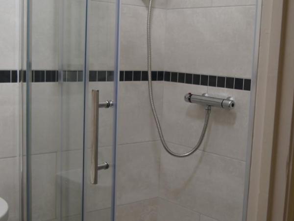 Hotel 50 : photo 5 de la chambre chambre lit king-size - vue sur jardin