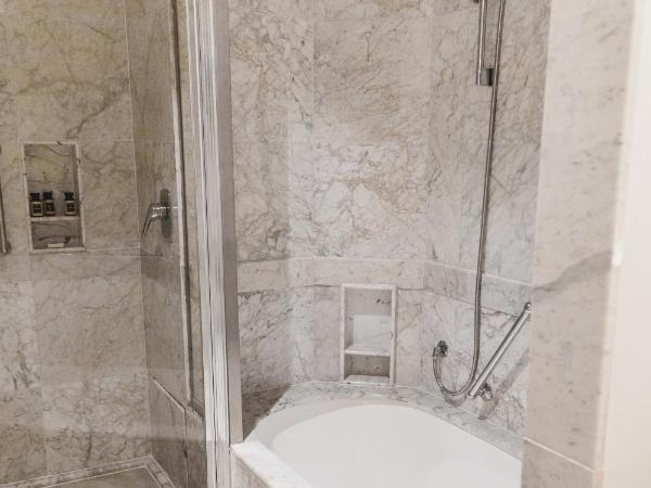 Sofitel Buenos Aires Recoleta : photo 8 de la chambre chambre lit queen-size supérieure - vue sur ville ou jardin