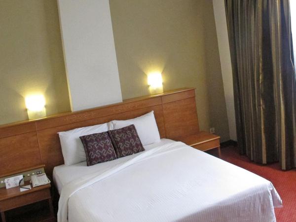 Hotel Grand Continental Kuching : photo 6 de la chambre chambre standard lit queen-size