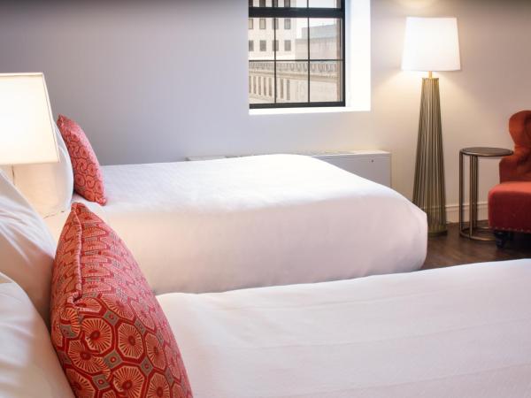 Hotel Indigo Baltimore Downtown, an IHG Hotel : photo 5 de la chambre chambre de luxe avec 2 lits queen-size - douche à effet pluie accessible aux personnes à mobilité réduite