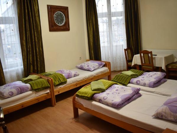 Green Hostel : photo 2 de la chambre chambre triple avec salle de bains