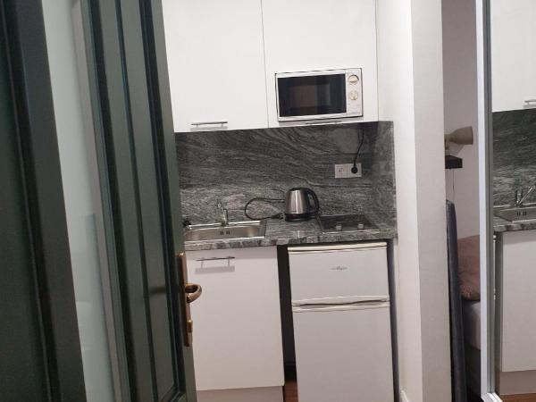 Éjjeli Bagoly Étterem és Panzió : photo 1 de la chambre chambre lits jumeaux avec salle de bains