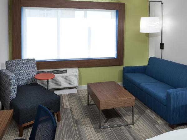 Holiday Inn Express & Suites - Orlando At Seaworld, an IHG Hotel : photo 5 de la chambre suite avec 2 lits queen-size - non-fumeurs