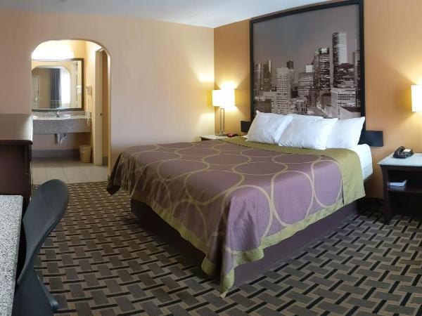 Super 8 by Wyndham Houston/Willowbrook Hwy 249 : photo 2 de la chambre chambre lit king-size - fumeurs
