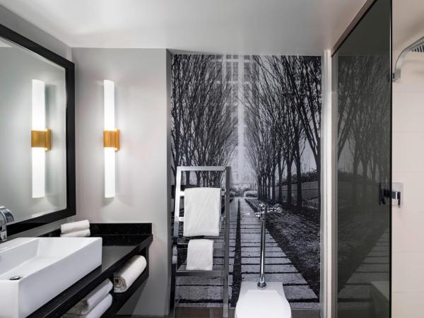 The Starling Atlanta Midtown, Curio Collection by Hilton : photo 5 de la chambre hébergement lit king-size treetop