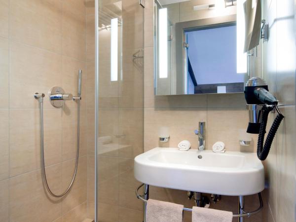 Hôtel Vanessa : photo 2 de la chambre suite familiale