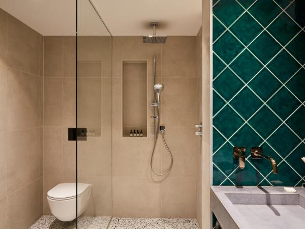 Hotel Indigo Berlin - East Side Gallery : photo 8 de la chambre chambre standard lit queen-size