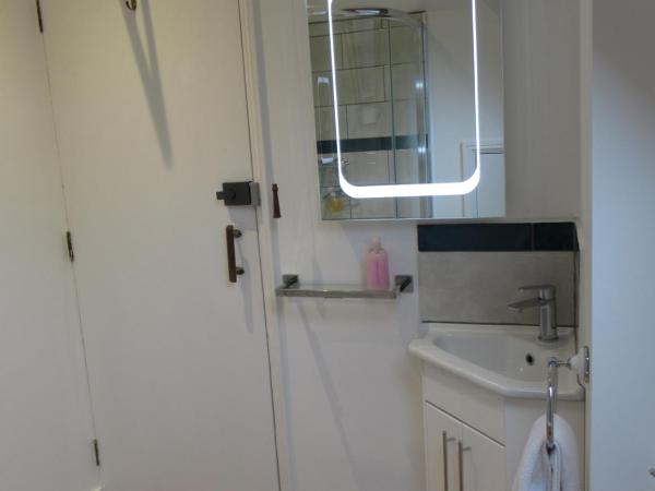 Acorn Guest House : photo 1 de la chambre chambre lits jumeaux avec salle de bains privative séparée