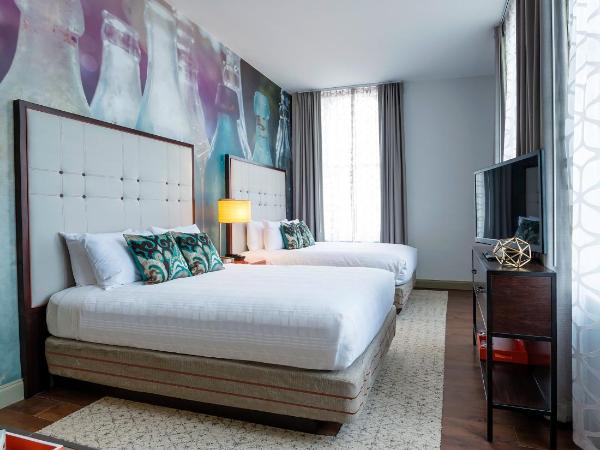 Hotel Indigo Savannah Historic District, an IHG Hotel : photo 1 de la chambre suite avec 2 lits queen-size et canapé-lit