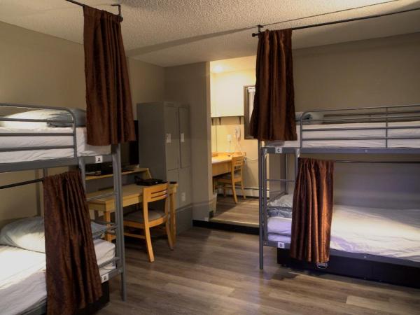 Banff International Hostel : photo 4 de la chambre chambre quadruple avec salle de bains privative