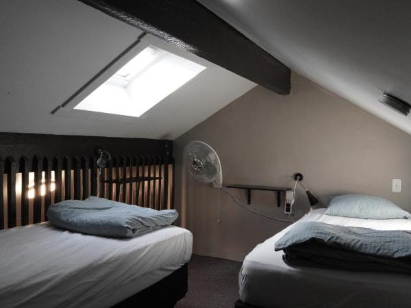 Banff International Hostel : photo 6 de la chambre lit dans dortoir mixte de 6 à 9 lits avec salle de bains privative