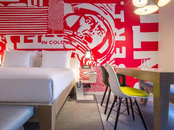 Radisson RED Brussels : photo 2 de la chambre chambre standard