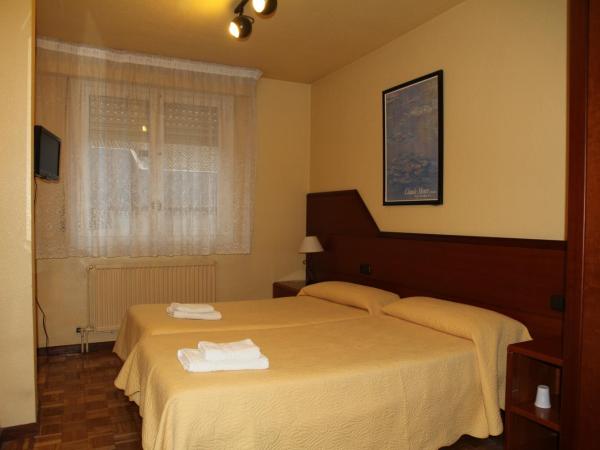 Pensión Acella : photo 4 de la chambre chambre double ou lits jumeaux avec salle de bains commune