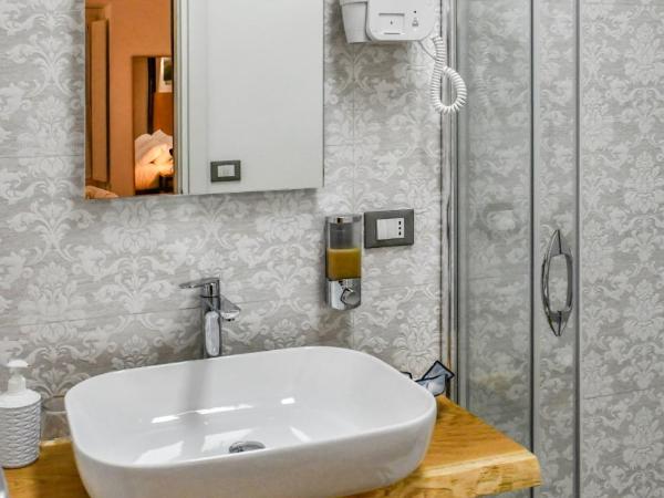 Ballarooms B&B Palermo Centro : photo 3 de la chambre chambre triple avec salle de bains privative