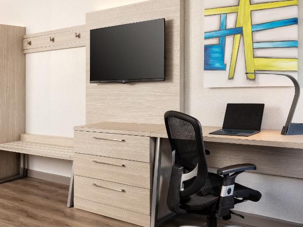 Holiday Inn Express Quebec City-Sainte Foy, an IHG Hotel : photo 7 de la chambre chambre lit king-size standard avec douche accessible en fauteuil roulant