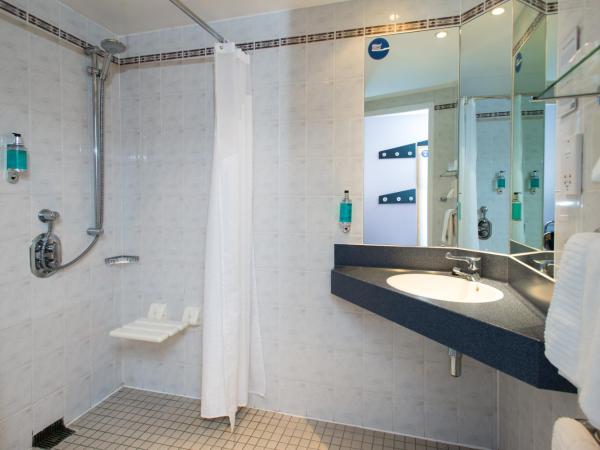 Holiday Inn Express Manchester East, an IHG Hotel : photo 5 de la chambre chambre double - accessible aux personnes à mobilité réduite