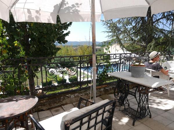 B&B en Provence- Villa Saint Marc : photo 3 de la chambre chambre double ou lits jumeaux - vue sur montagnes