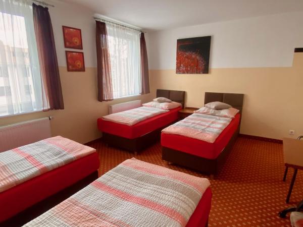 Eurostopas : photo 2 de la chambre chambre quadruple Économique avec salle de bains commune