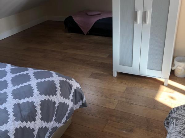 BIG ROOM rusholme WITH TV AND PRIVATE BATHROOM-parking&wifi : photo 7 de la chambre suite familiale deluxe