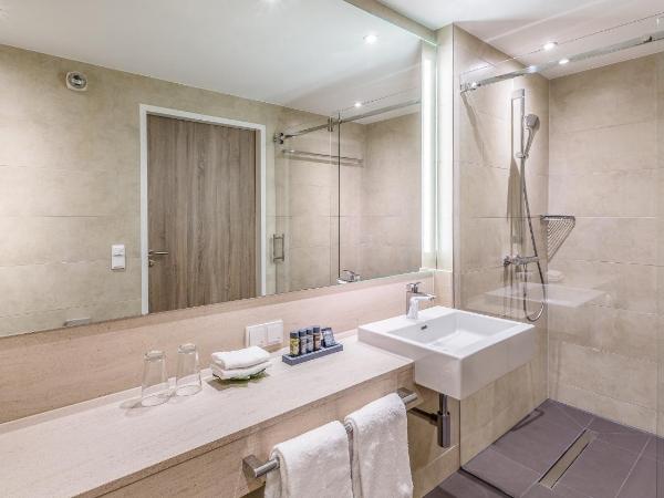 Holiday Inn Munich - City East, an IHG Hotel : photo 4 de la chambre premium room with terrace and queen bed