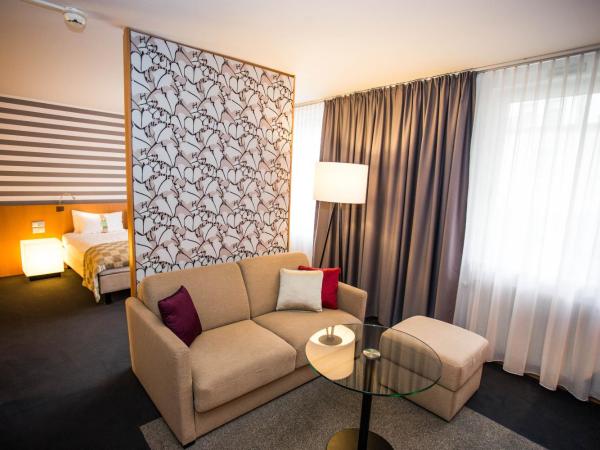Holiday Inn Vienna City, an IHG Hotel : photo 8 de la chambre suite lit king-size avec canapé-lit