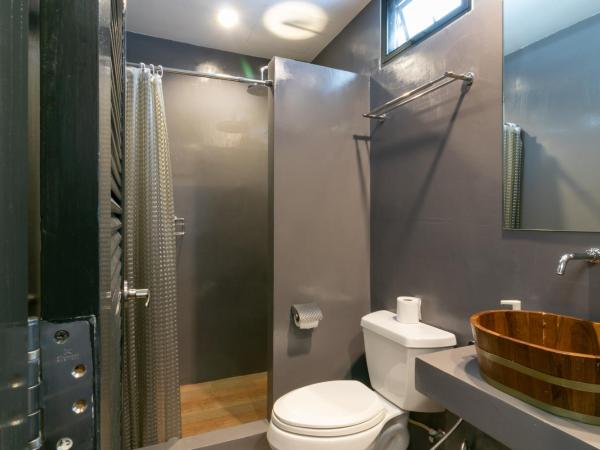 Castle Black Bangkok : photo 9 de la chambre chambre double avec balcon (3 adultes)