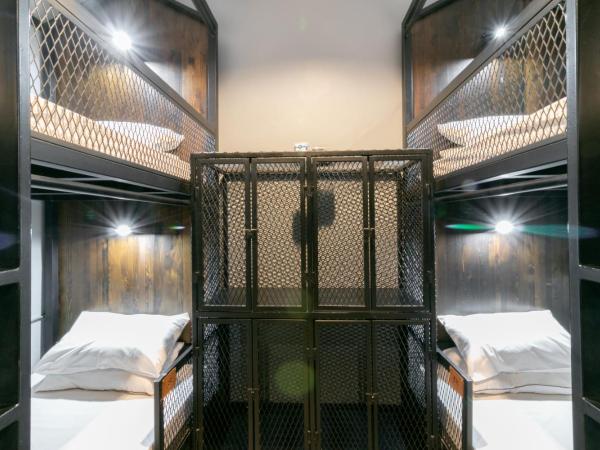 Castle Black Bangkok : photo 4 de la chambre chambre familiale avec douche