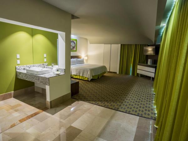 Holiday Inn Queretaro Zona Krystal, an IHG Hotel : photo 4 de la chambre suite lit king-size avec douche à l'italienne