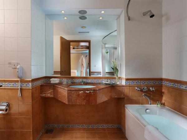 Millennium Airport Hotel Dubai : photo 4 de la chambre grand room, complimentary shuttle to dxb airport terminal 1 & 3