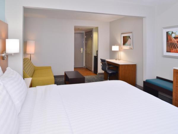 Holiday Inn Express & Suites Austin North Central, an IHG Hotel : photo 2 de la chambre chambre lit king-size standard