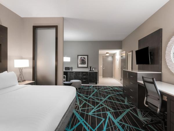 Holiday Inn Express & Suites - Charlotte Airport, an IHG Hotel : photo 2 de la chambre suite - non-fumeurs
