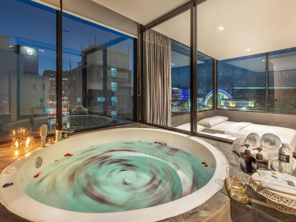 Happy Station Bangkok : photo 2 de la chambre chambre triple avec baignoire